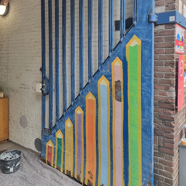 Kleurvlakken op het metalen hek in Amsterdam tijdens het schilderwerk
