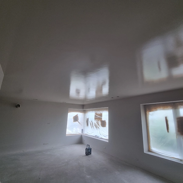 Strak gespoten plafond over bestaand stucwerk in een woning in Vinkeveen