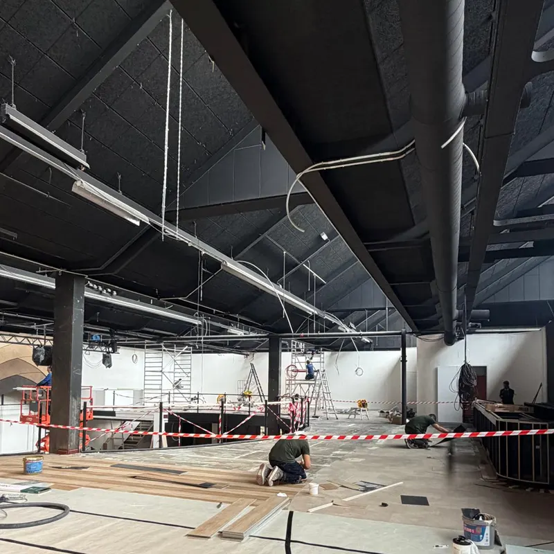 Donker afgewerkt plafond boven de studioruimte tijdens de verbouwing in Hilversum
