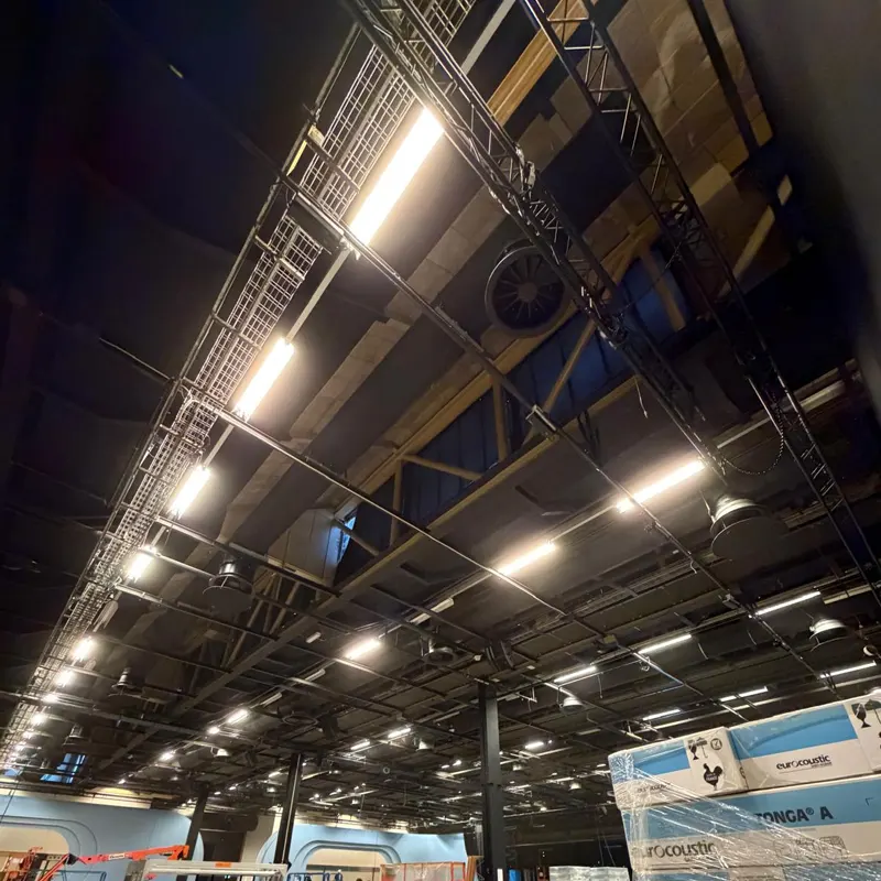Overzicht van het studioplafond met verlichting en installaties op het Mediapark