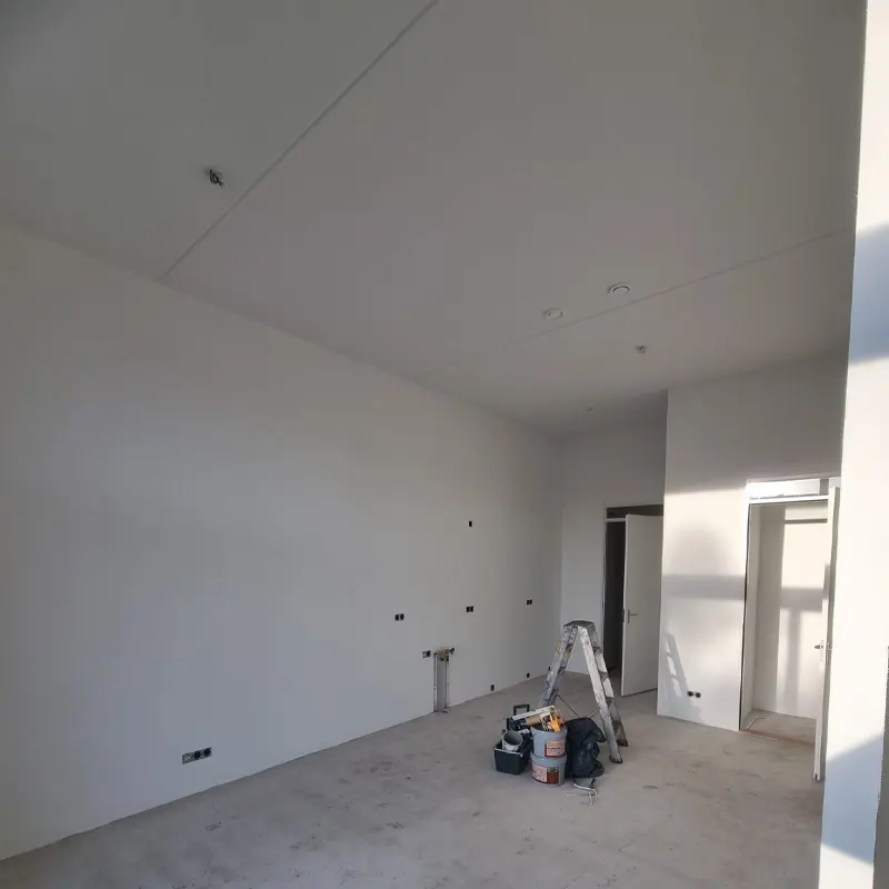 Lichte wanden in de ruimte in Dronten voor het behang- en sauswerk
