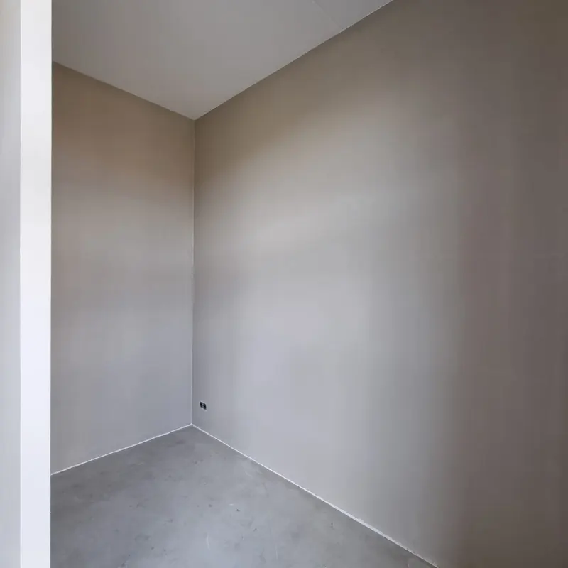 Detail van de afgewerkte wandhoek met vliesbehang en sauswerk in Dronten
